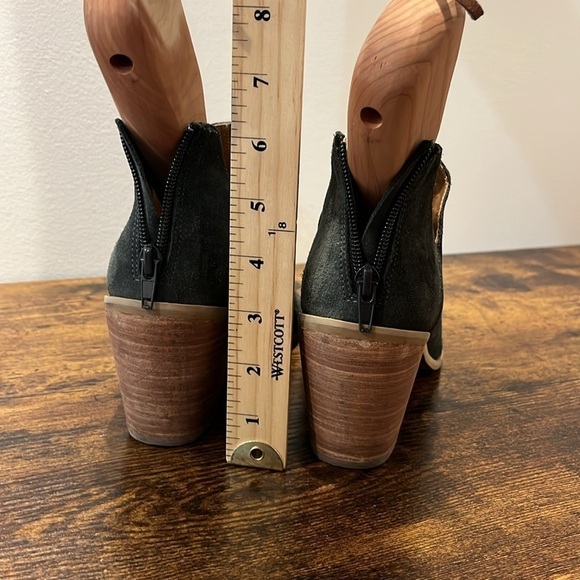 Susina Carina Grey Suede Stacked Heel Booties sandals  size 7.5 women - Picture 6 of 9